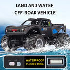 Zwarte 1:16 RC monster truck voor land en water met 4WD en grote banden