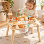 Detail van houten activiteitentafel met speelklok xylofoon spiegel en tandwielen