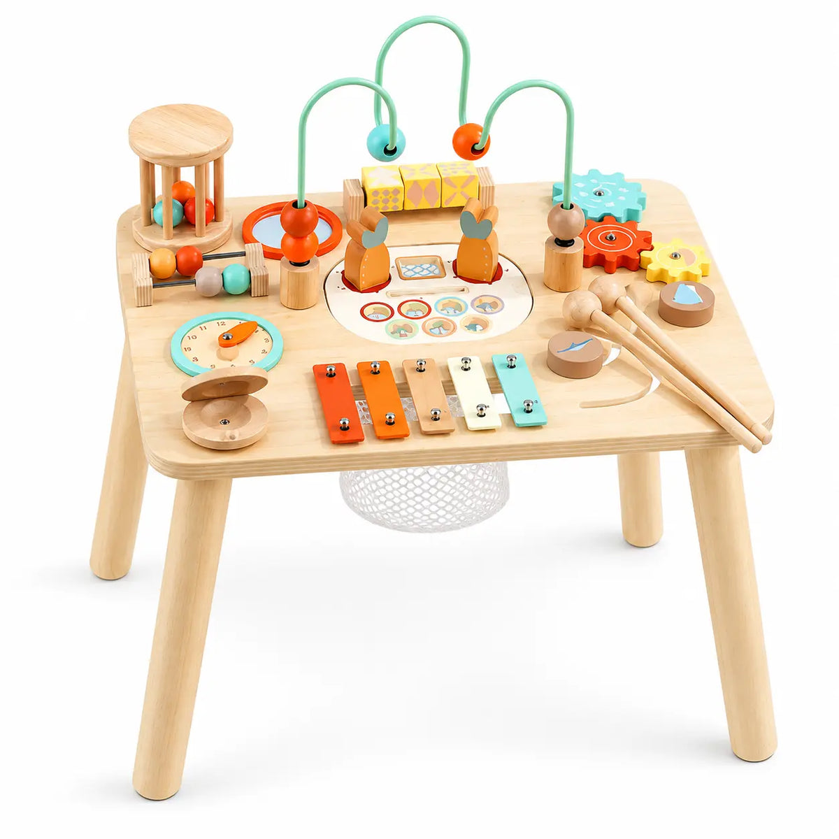 Meisje speelt met houten activiteitentafel met kralenbaan en xylofoon