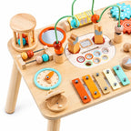 Kind ontdekt houten speeltafel met kralenbaan xylofoon en motoriekspellen