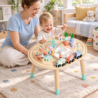 Kind speelt met houten activiteitentafel en magnetische hengel samen met ouder
