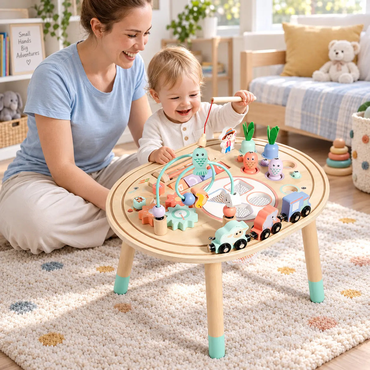 Kind speelt met houten activiteitentafel en magnetische hengel samen met ouder