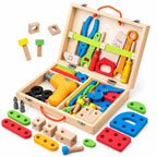 Kinderen spelen met houten gereedschapset en speelgoedboormachine