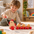 Kind speelt met houten trekkip met 3 eieren onder toezicht van ouder