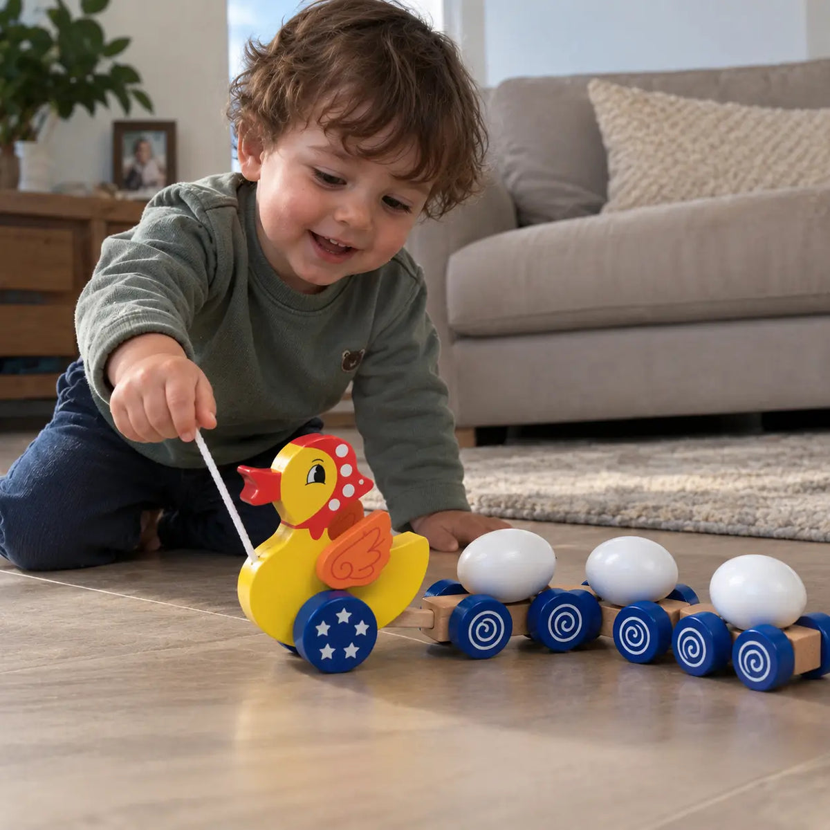 Schermvrij houten trekspeelgoed met kip en 3 eieren